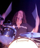 De Haagse drummer Andre Kemp is sinds afgelopen week de nieuwe drummer in de band van de Nederlandse soulzanger Waylon